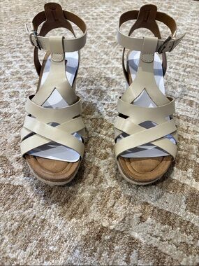 Earth Women's Cream Strappy Ankle Buckle Sandals